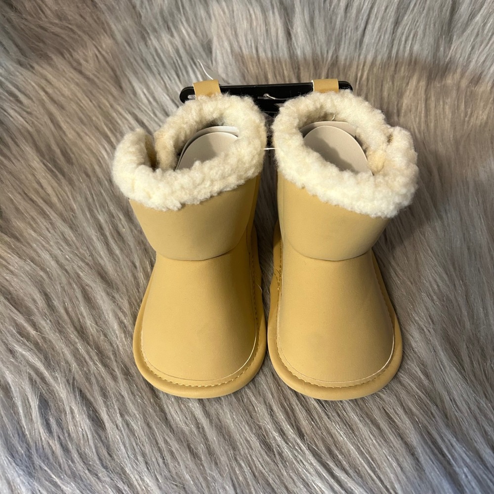 Carter's Child Of Mine Crib Shoes Baby's Size 0-3 Months Beige Boots Booties NEW